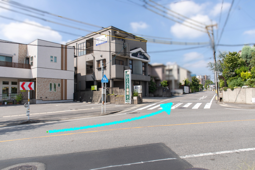 医院前の路地に入ります。