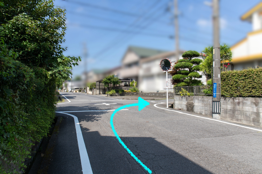 最初の交差点を右折します。